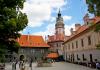 Чешский Крумлов и замок Глубока экскурсия из Праги по Чехии. Двор замка