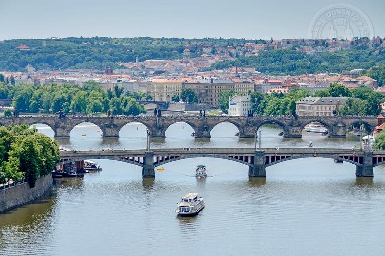 Часовая прогулка на кораблике в 11 чвасов, по Влтаве, вид на пражские мосты