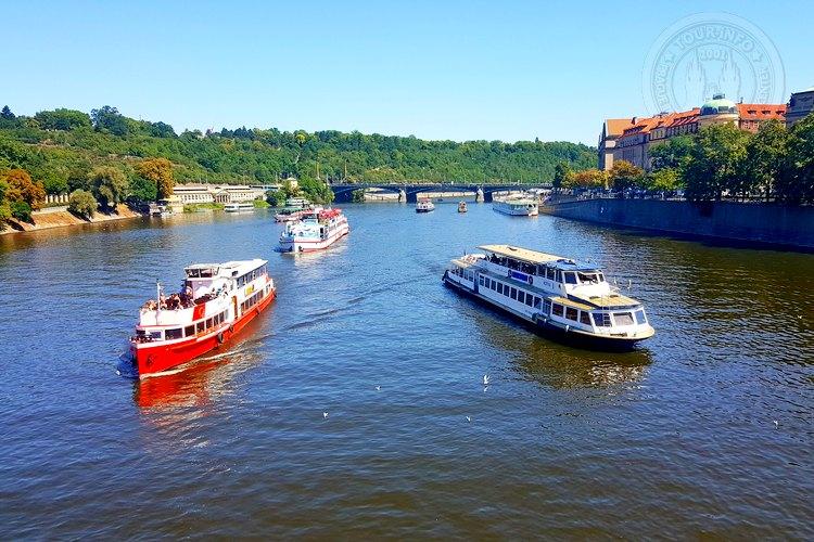 Часовая прогулка в 16 часов,  по Влтаве в Праге вид с моста