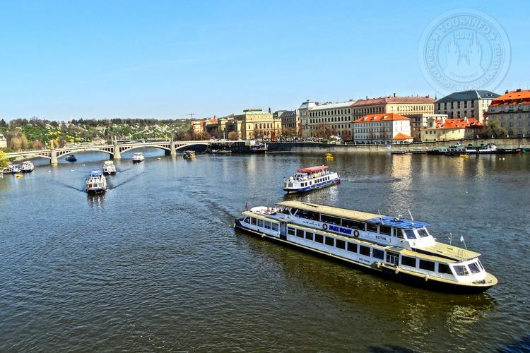 Часовая прогулка в 16 часов, на кораблике по Влтаве в Праге